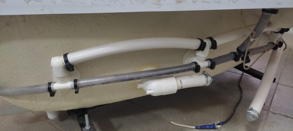 Cada baie cu hidromasaj asimetrica pe colt