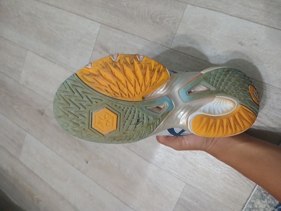 Продаю кроссовки