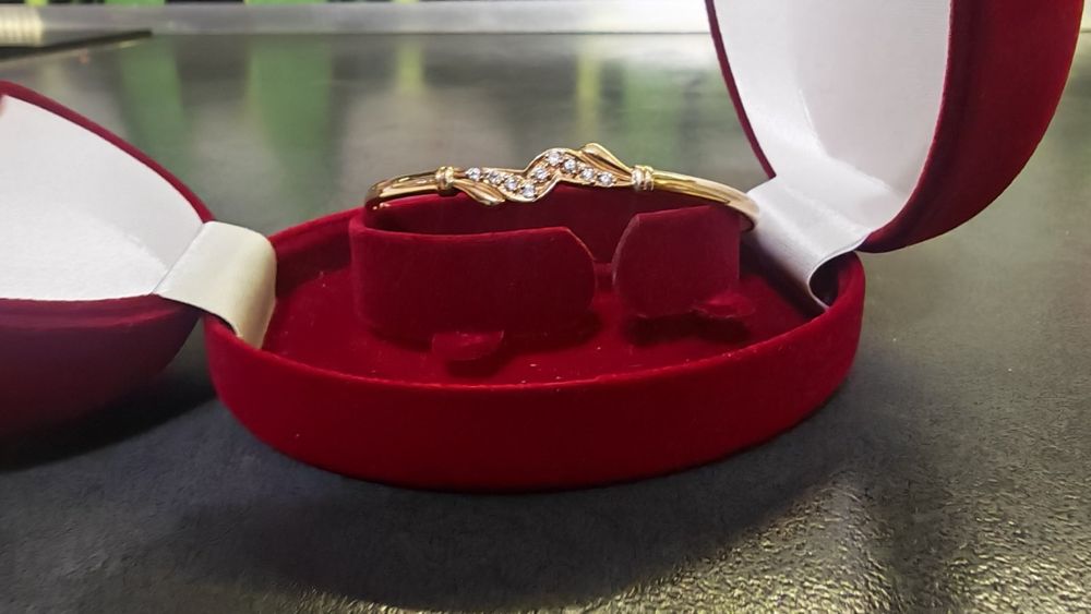 Златна гривна с камъни