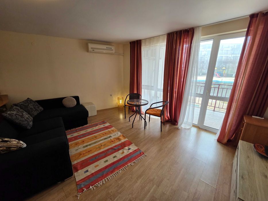 Двустаен апартамент на първа линия море в Равда