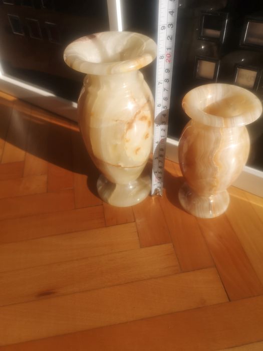 Каменни вази от Оникс