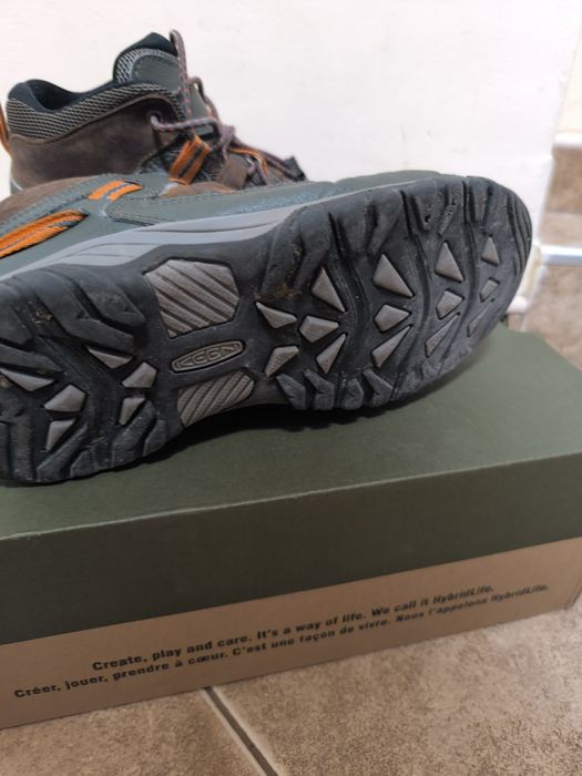 Обувки        Keen