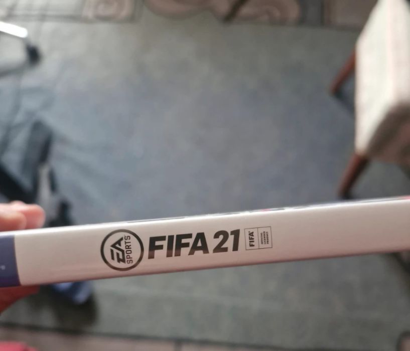 Vând FIFA 21 la discheta