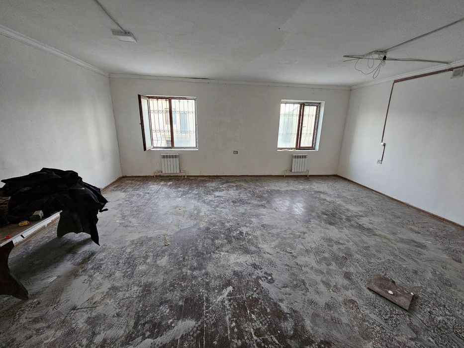 Kvartira sotiladi 2 qavat 12-maktab yonida