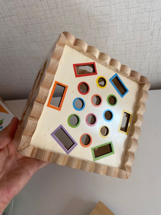 Сензорен дървен куб за двигателни умения - 8 в 1, монтесори