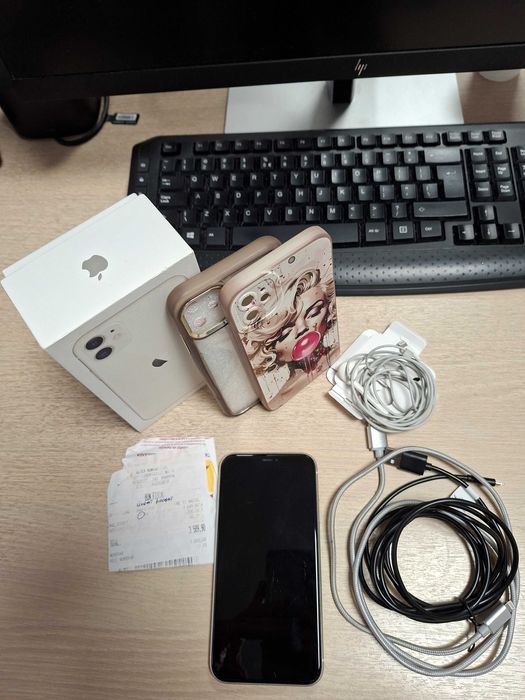 Iphone 11 alb (64Gb) stare f buna, cutie + casti + 2 huse + 2 cabluri