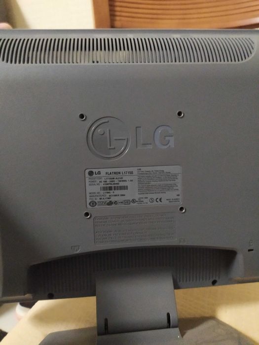 Продавам монитор LG