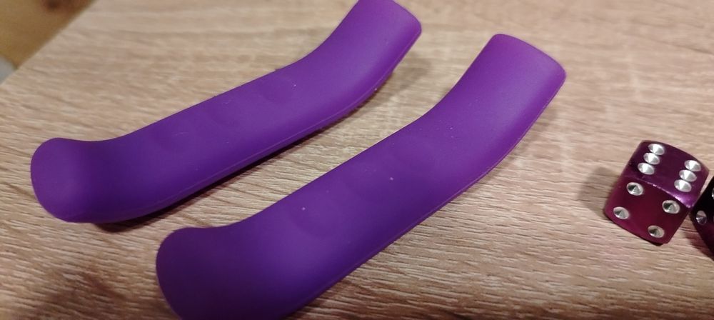 Два  чисто нови броя лилави гумички за спирачки + две лилави капачки