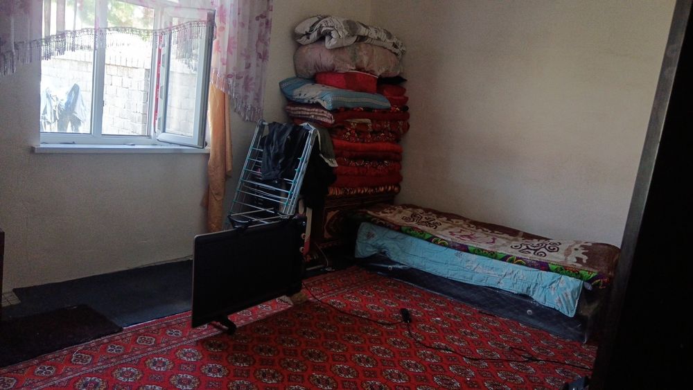 Uy sotiladi 4 sotix 5ta xona  mehmonxona oshxona bolalar xonasi  dush