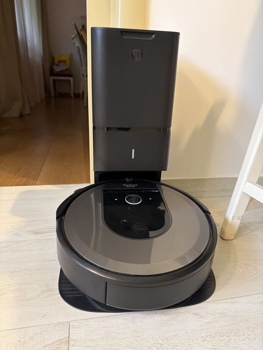 IRobot i7 cu statie de golire