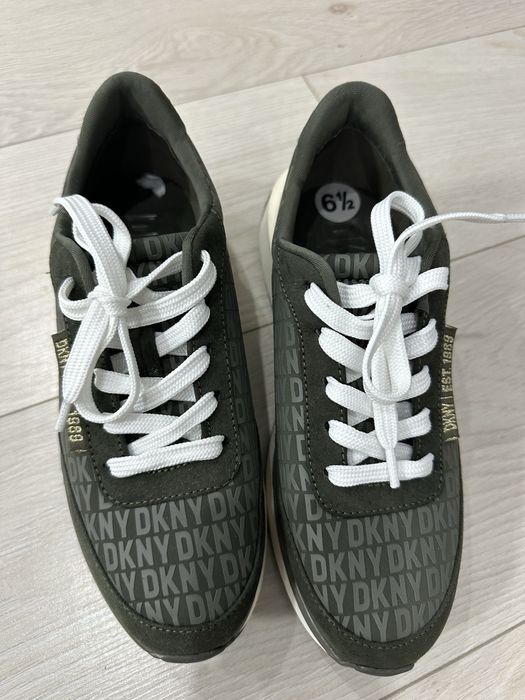 Продам кроссовки DKNY