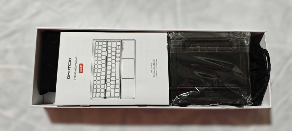 Луксозна сгъваема Bluetooth клавиатура OMOTON с тъчпад. QWERTZ layout