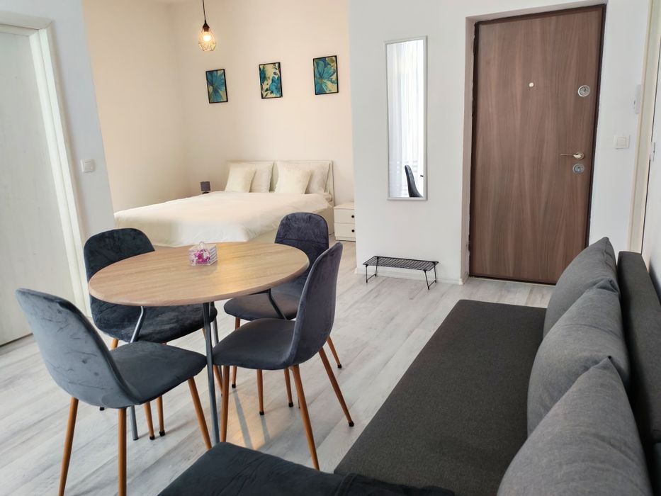 Garsonieră decomandatã complet utilată + 40mp terasă