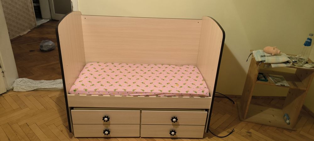 Детско легло с люлеещ механизъм.