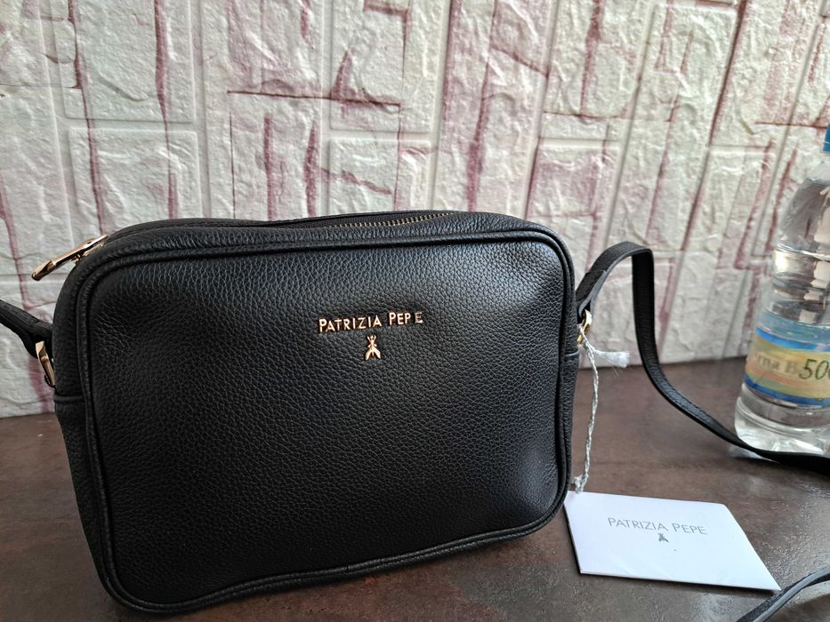дамска черна чанта,Patrizia Pepe,малка чантичка-естествена кожа