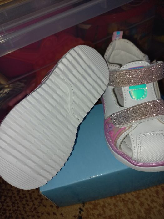 Продам новые сандали на девочку. Размер 23