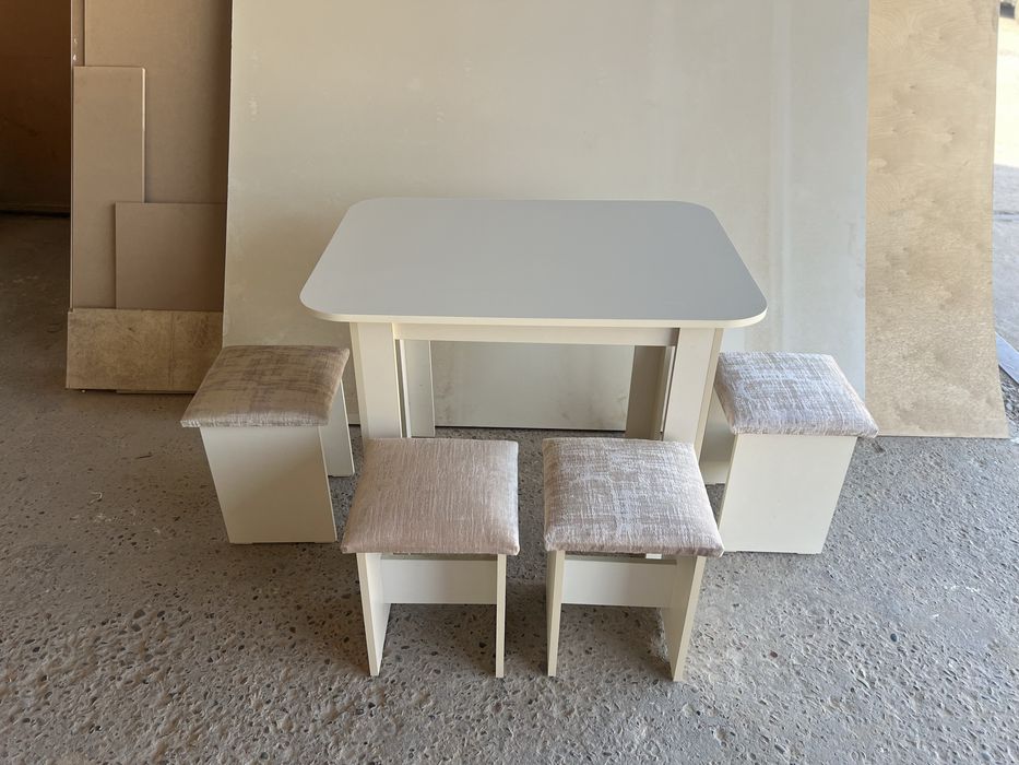 Продаётся Новый Кухонный стол и табуретки