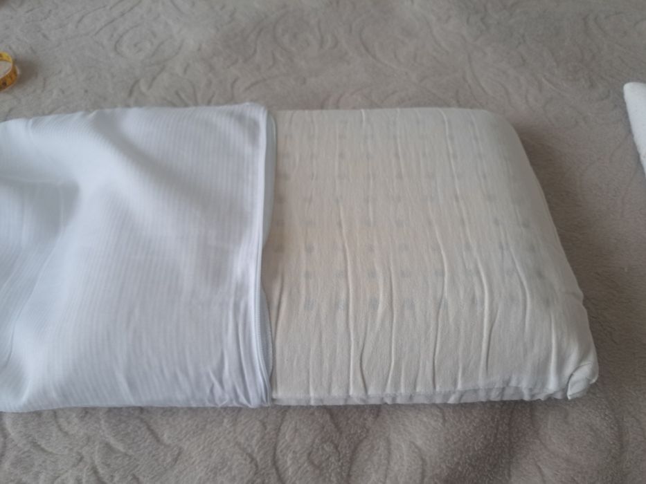 2 бр. възглавници за бебе - височина 3 см и 7 см.