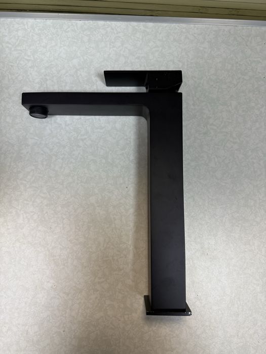 Висок смесител за баня ( Черен )