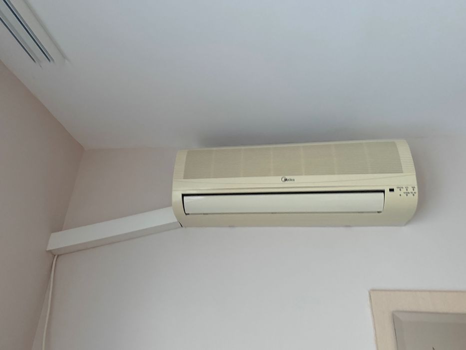 Продавам Климатик Мидеа