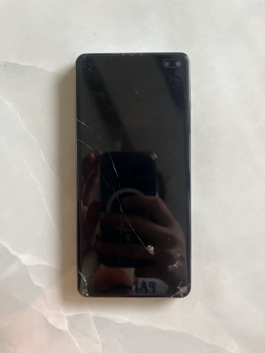 Samsung Galaxy S10 в зеленом цвете.