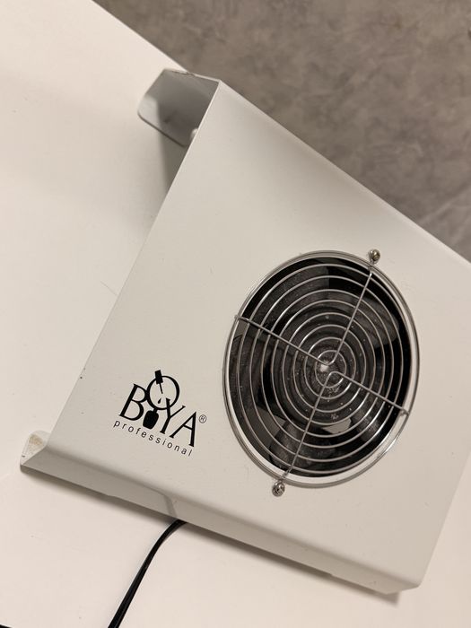 Маникюрный стол с лампой