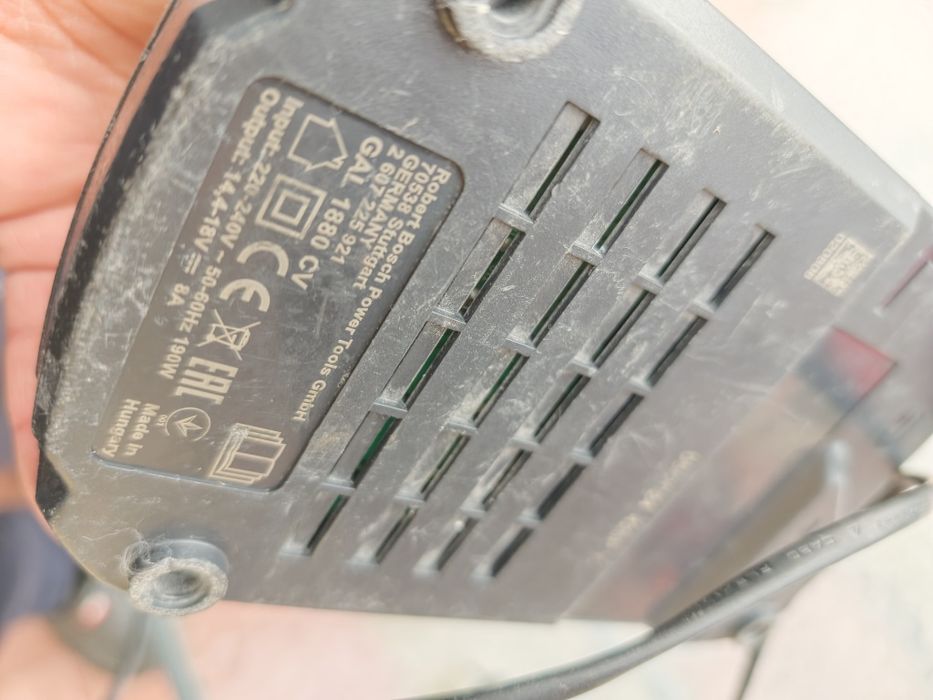 Încărcător Bosch Profesional 18V 8A AMP/Share, model 2024