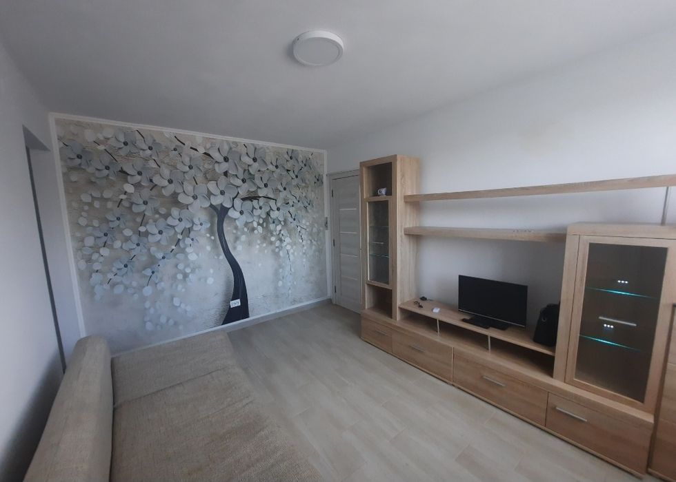 3 camere | Renovat complet | Mobilat & utilat | Lângă Colegiul „Mihail Sadoveanu” | Pod pe toată suprafața — fotografia 1