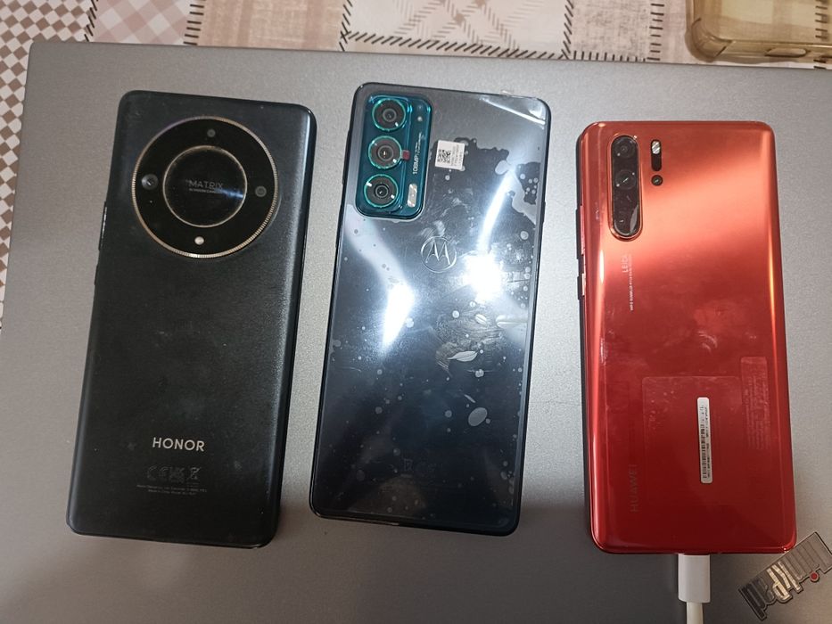 Vând telefoanele din poze