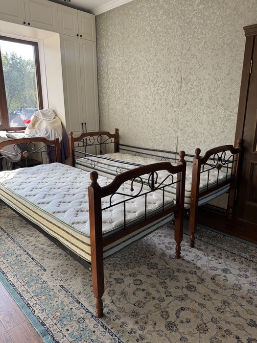 Продам 2 односпальные кровати с матрасами