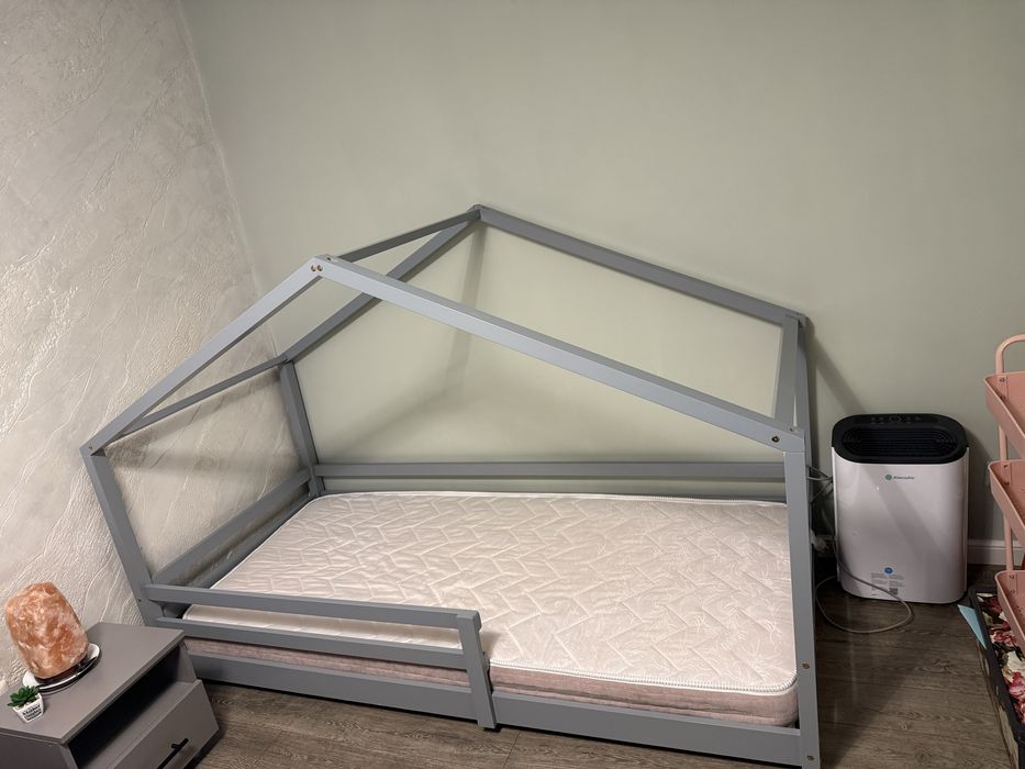Pat copii design casuta Selena, en.casa, 205 x 97 x 136 cm, lemn de brad, gri deschis mat lacuit plus saltea