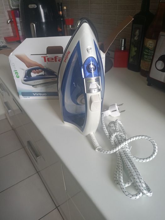 Vând fier de calcat Tefal Virtuo talpa ceramica.
