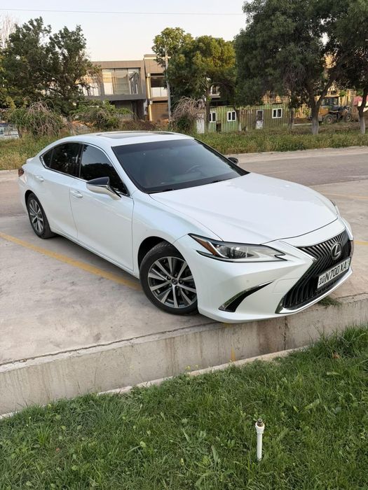 Автомобиль Lexus ES350