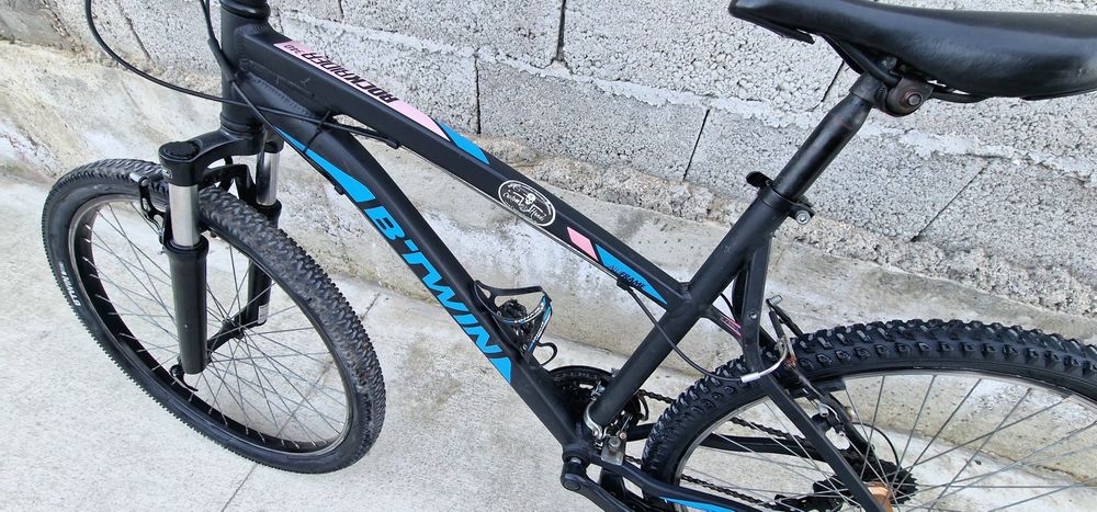 Продавам колело B'Twin черно