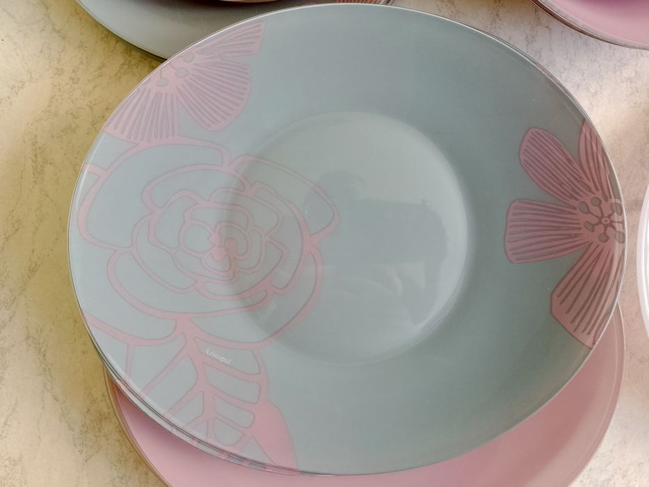 Столовый сервиз 23 предмета .