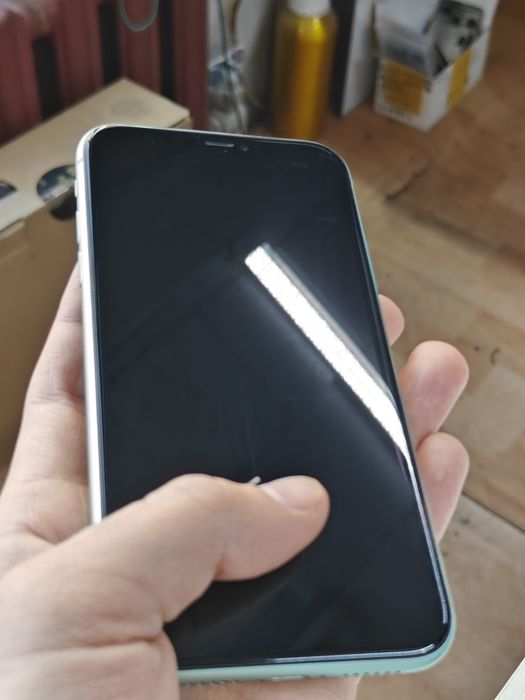 Продам iPhone 11 64 ГБ памяти