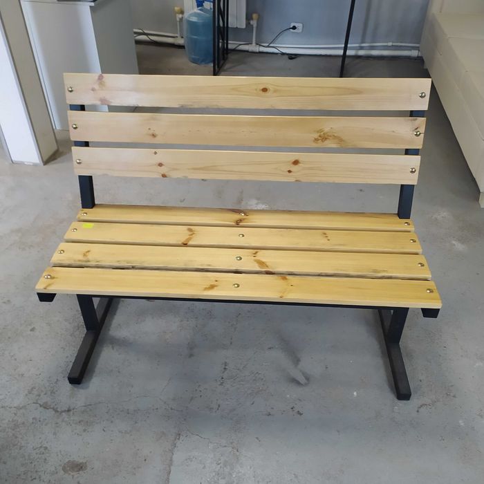 Лавочки, скамейки.