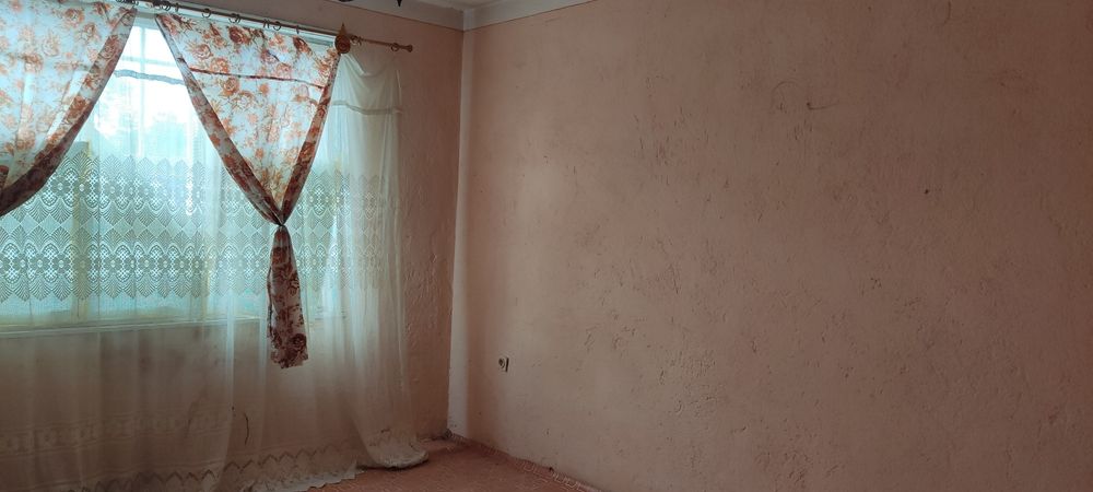 Масивна къща в село Бузовград, на 5 км от Казанлък