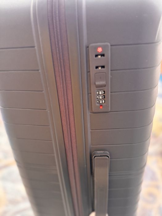 Продам новый чемодан