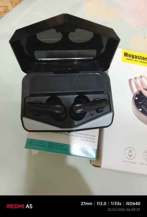 Продам наушники и зарядку