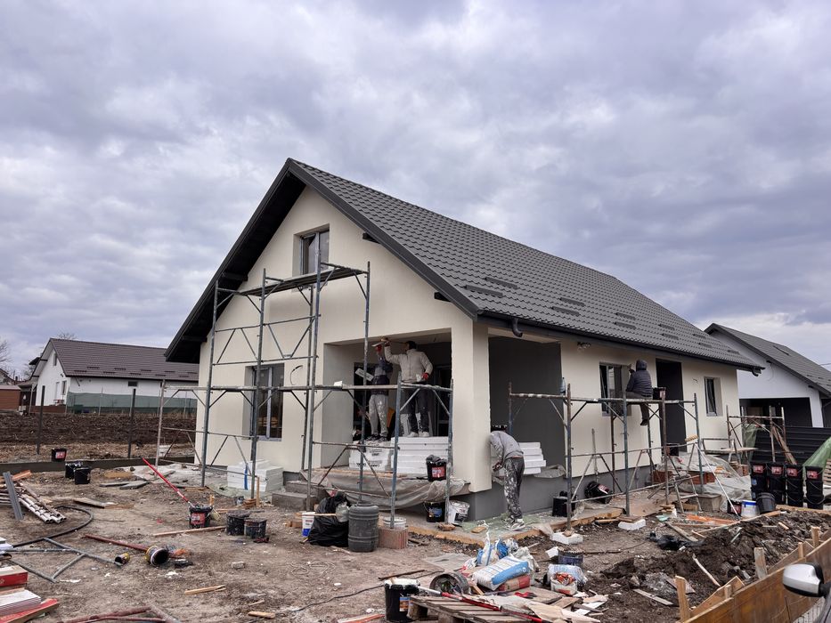 Case tip mansarda la asfalt cu toate utilitatile inclusiv CANALIZARE!!