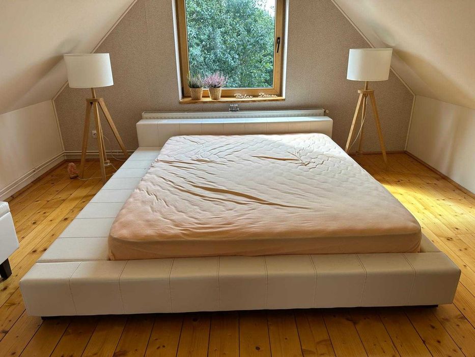 Mobilier Mobexpert dormitor: Set Pat tapițat alb și Ladă așternut