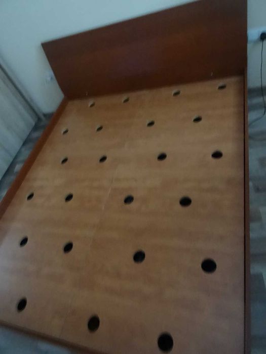 Продавам легло цвят "Череша"