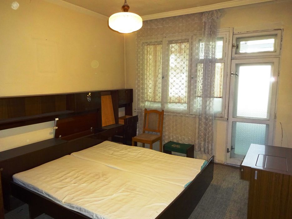 Дава се под наем Тристаен апартамент в Варна, Колхозен пазар - 80 кв.м за 306 € - Снимка #1