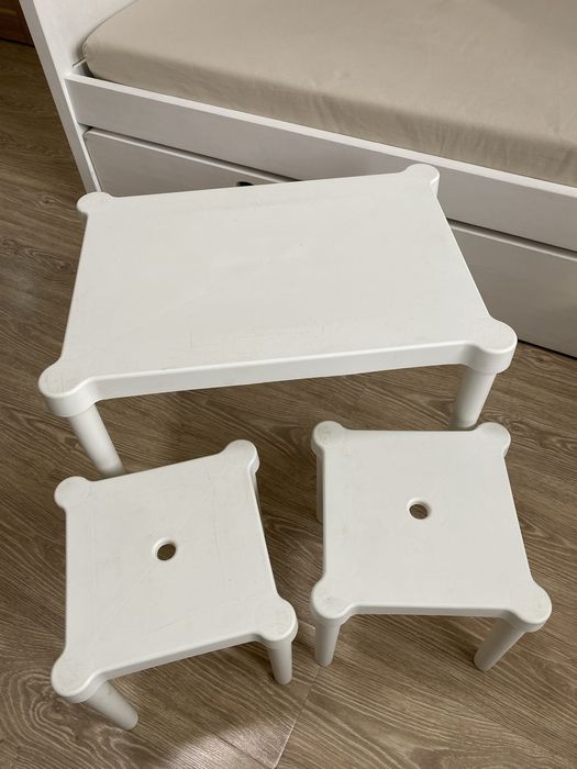 Детский стол и стулья