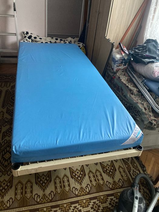 Болнично легло с механично регулиране