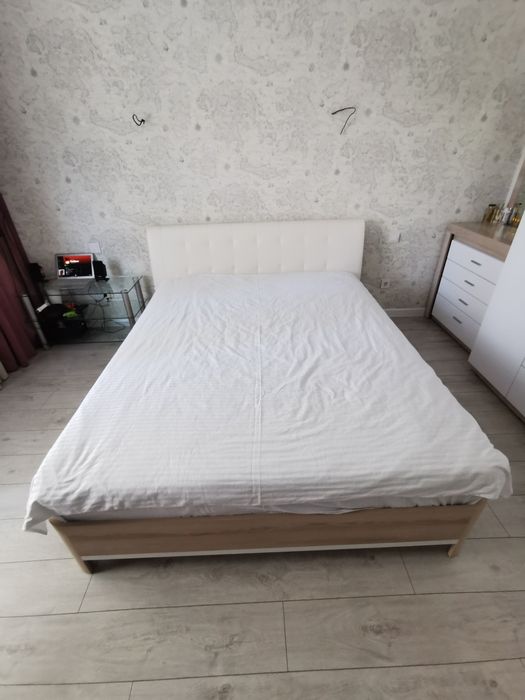 Кровать с матрасом 160 на 200