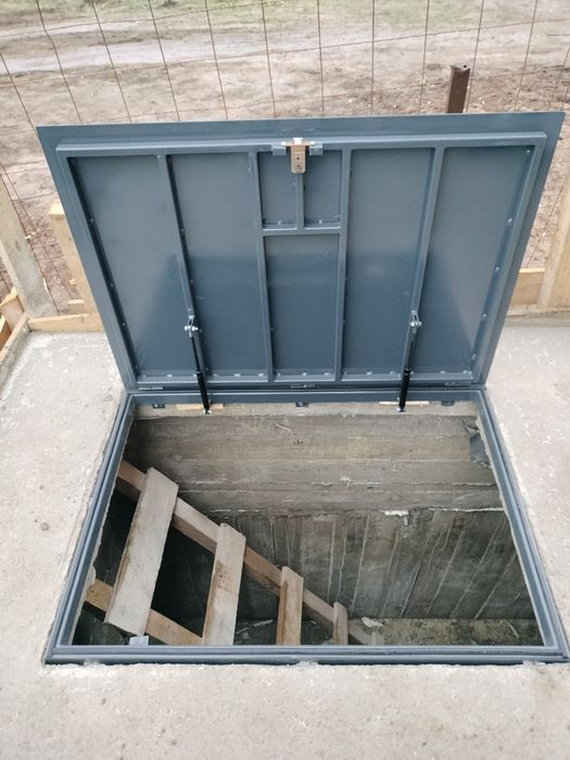 Ușa beci- trapa acces - capac camin- fosa