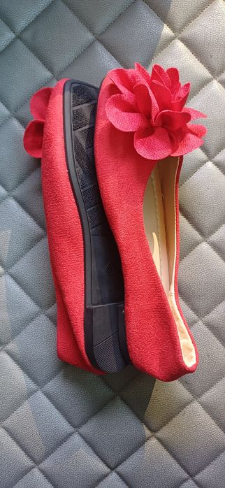 Продавам дамски обувки.