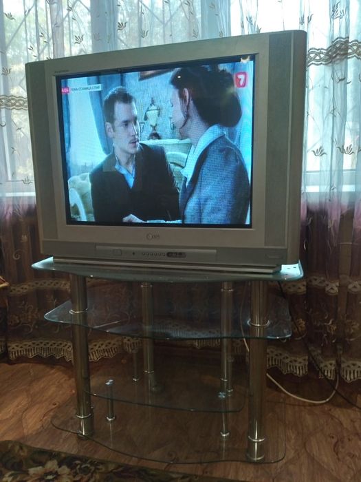 Телевизор LG , с подставкой